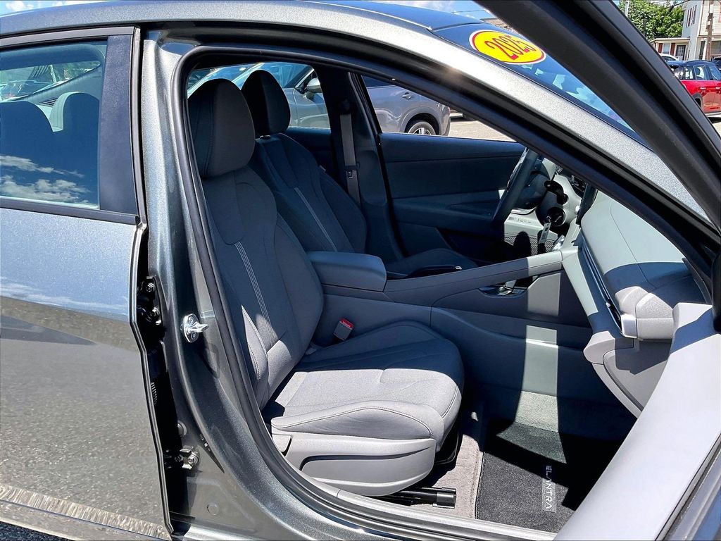 2025 Hyundai Elantra — photo 11