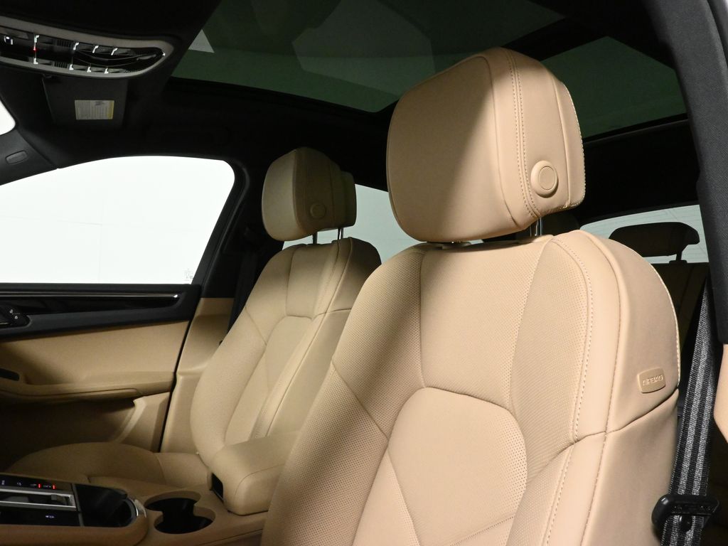 Thumbnail: 2025 Porsche Macan - 16