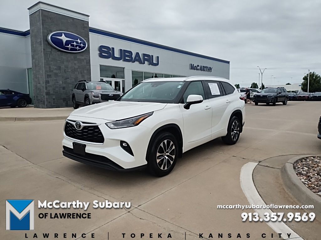 White (Blizzard Pearl) 2021 Toyota Highlander SUV / Crossover Front-Wheel Drive 8-Speed Automatic