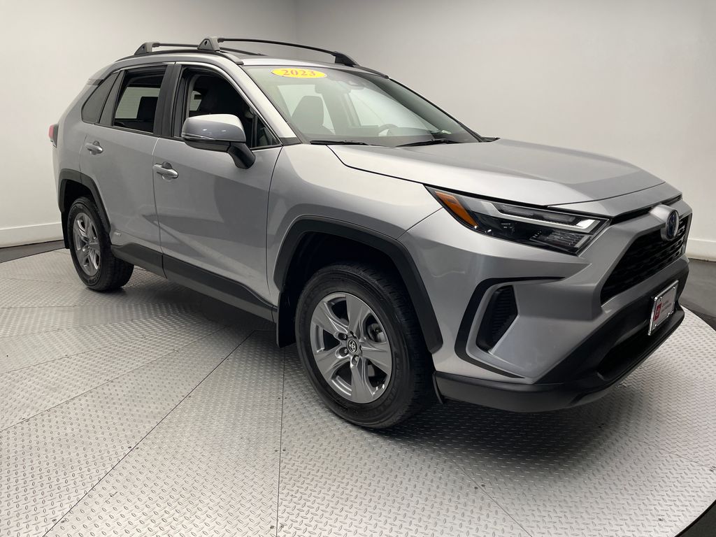2023 Toyota RAV4 XLE 3