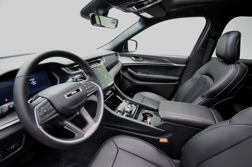 new 2025 Jeep Grand Cherokee car, priced at $50,186