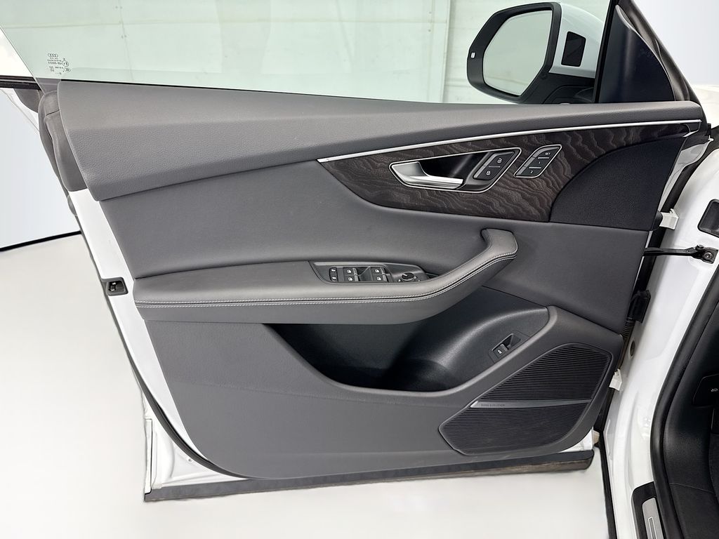 Thumbnail: 2023 Audi Q8 - 23