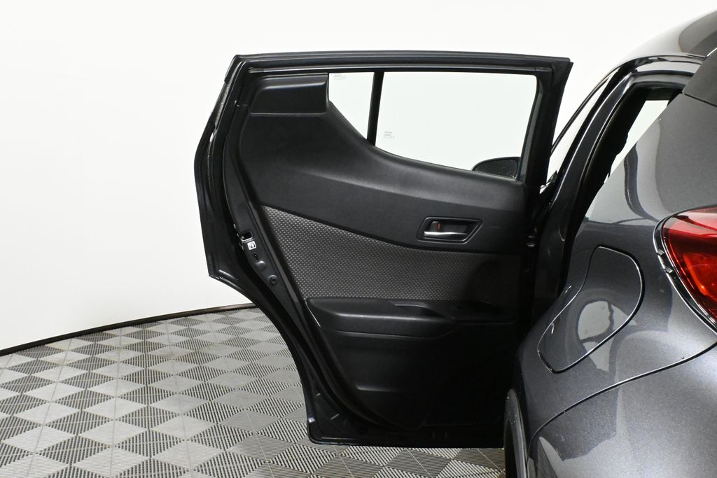 2022 Toyota C-HR XLE 31