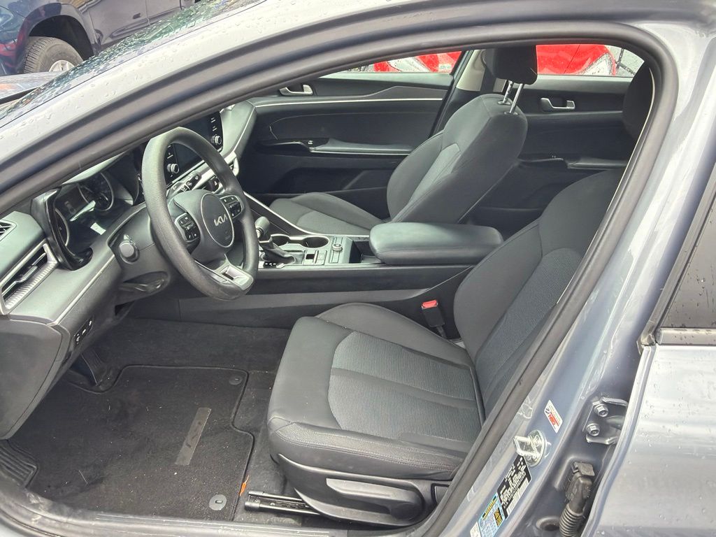 Used 2024 Everlasting Silver Kia LXS image 3