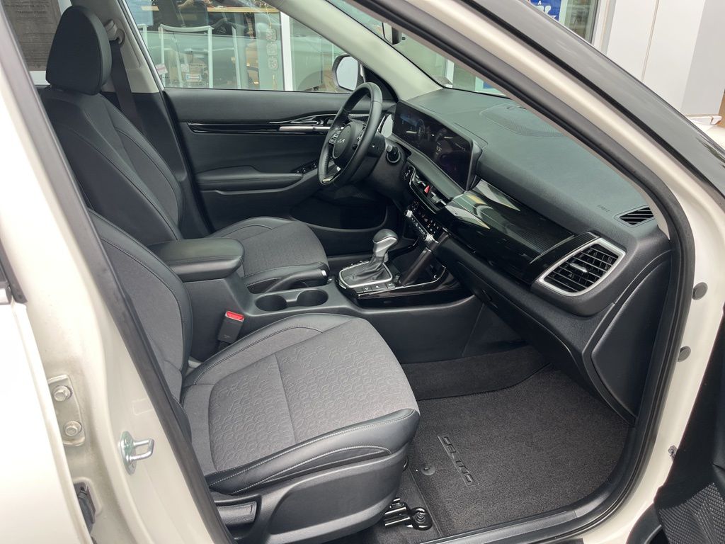 Used 2024 White Kia X-Line image 44