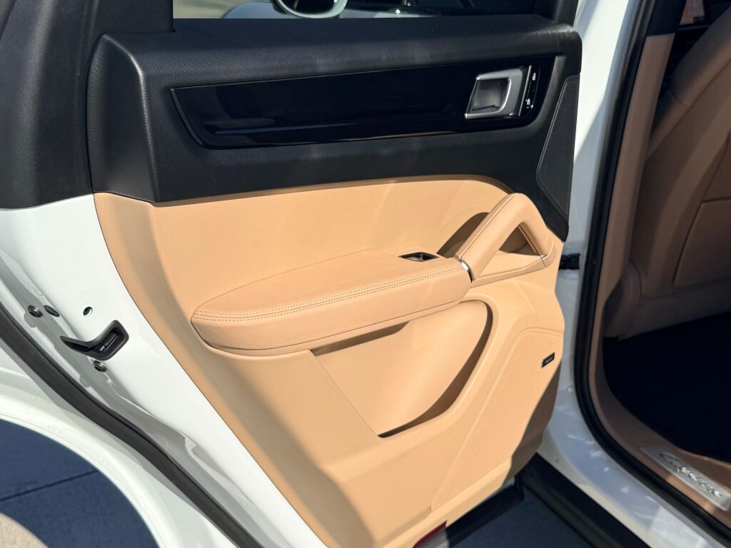 Thumbnail: 2021 Porsche Cayenne - 17