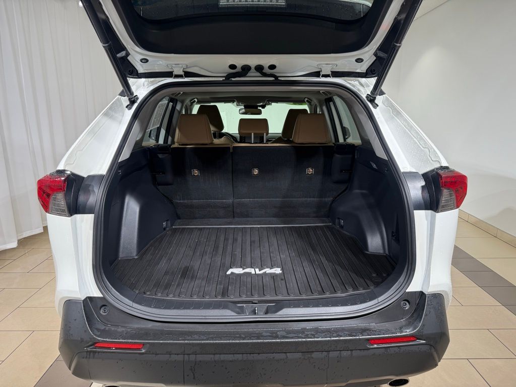2021 Toyota RAV4 XLE Premium 12