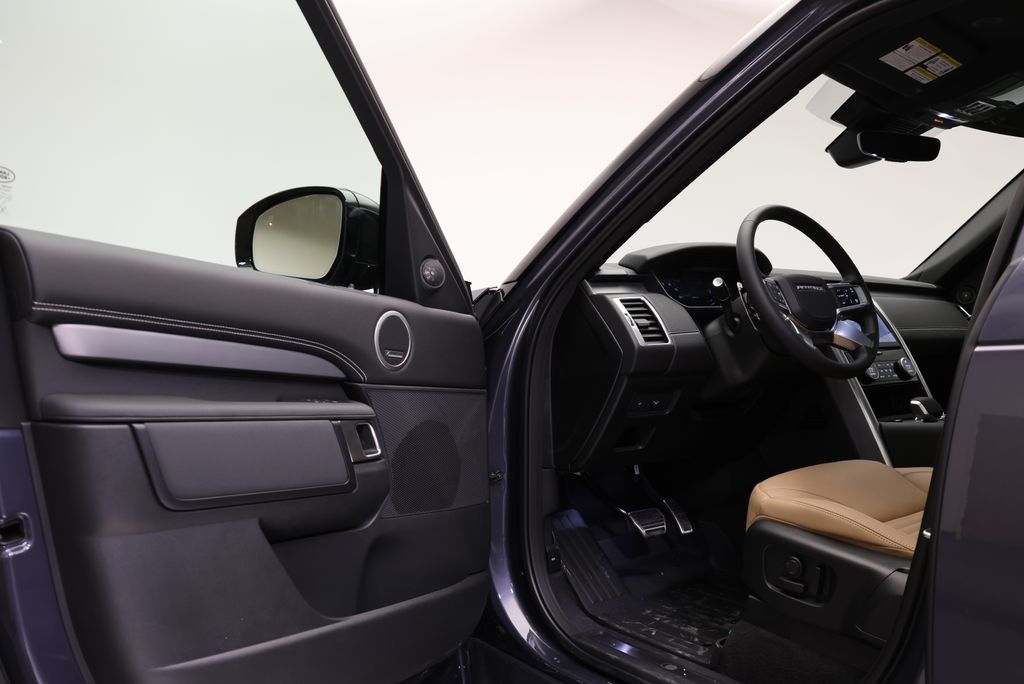 Thumbnail: 2026 Land Rover Discovery - 28