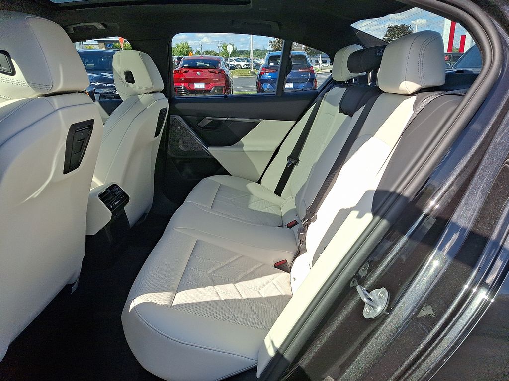 Thumbnail: 2026 BMW 5 Series - 5