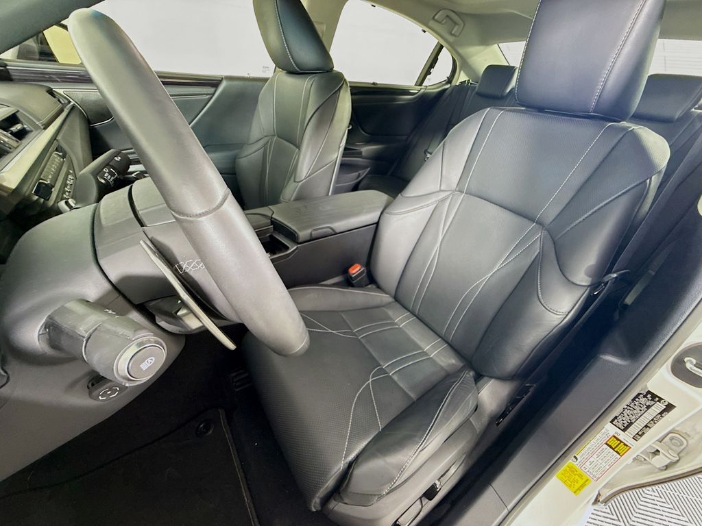 Thumbnail: 2021 Lexus ES - 21