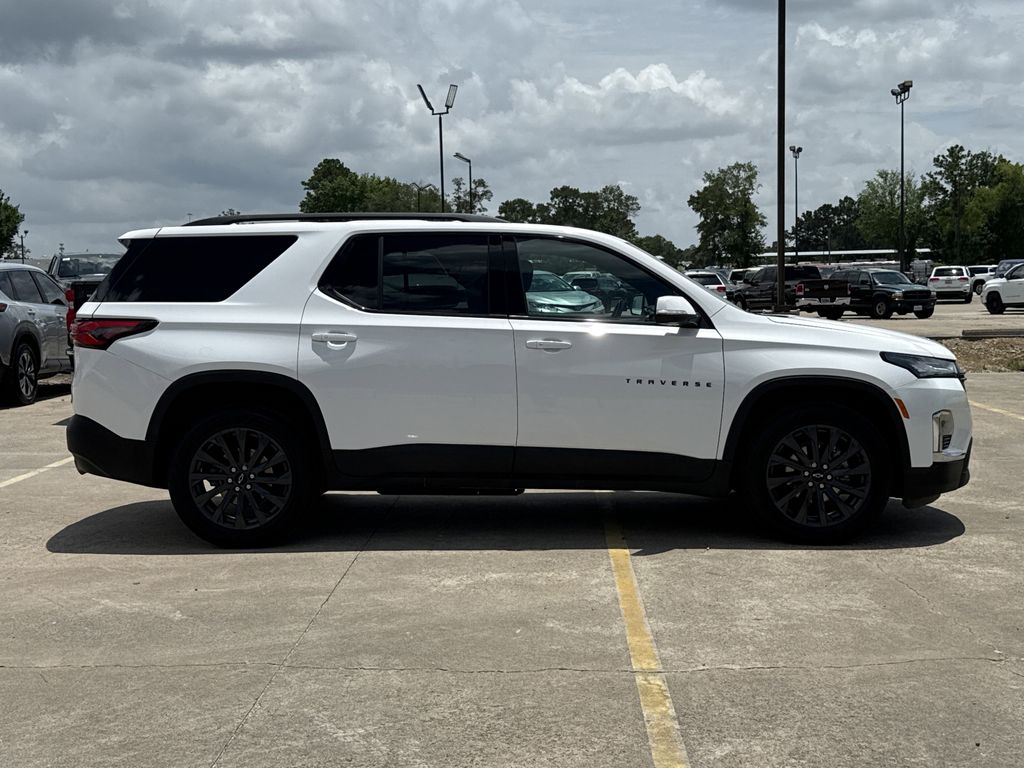 2023 Chevrolet Traverse RS White at Community Kia