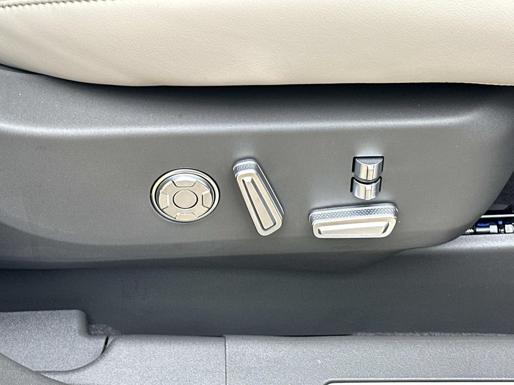 Thumbnail: 2025 Lincoln Nautilus - 22