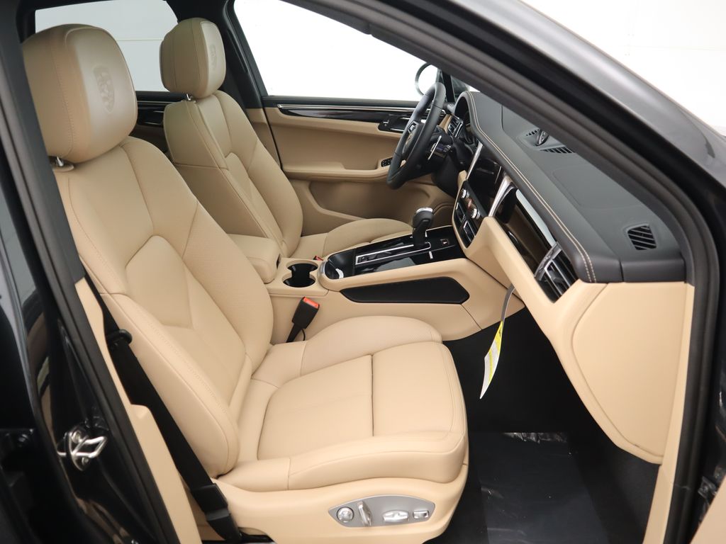 Thumbnail: 2025 Porsche Macan - 23