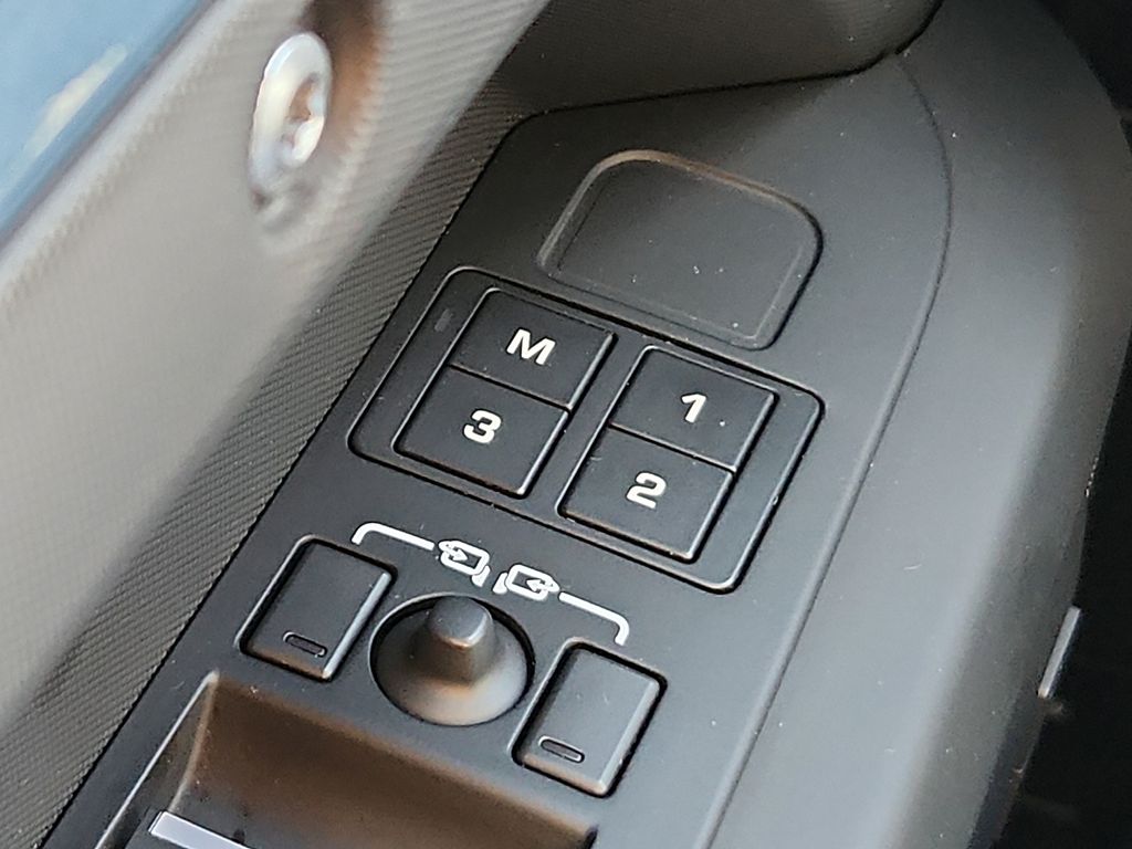 Thumbnail: 2025 Land Rover Defender - 24