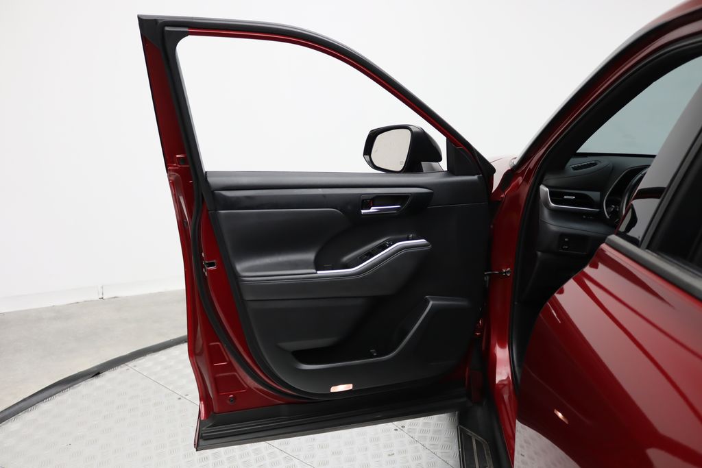 Thumbnail: 2022 Toyota Highlander - 16