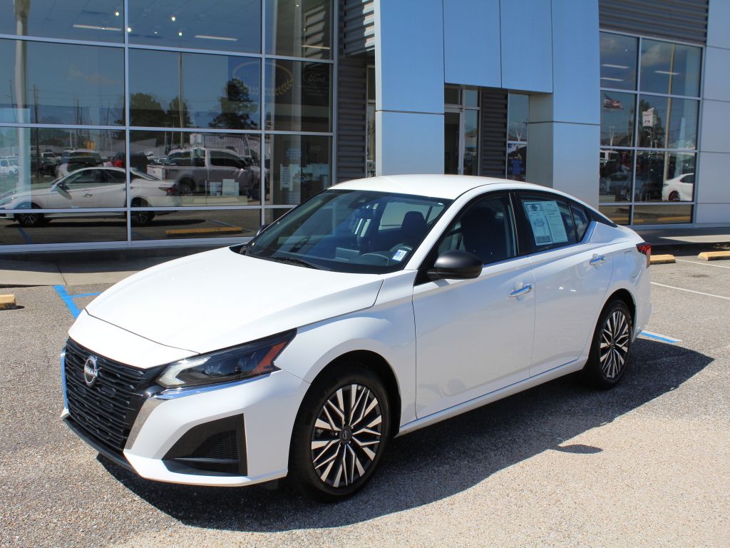 Glacier White 2025 Nissan Altima Sedan All-Wheel Drive Continuously Variable Transmission