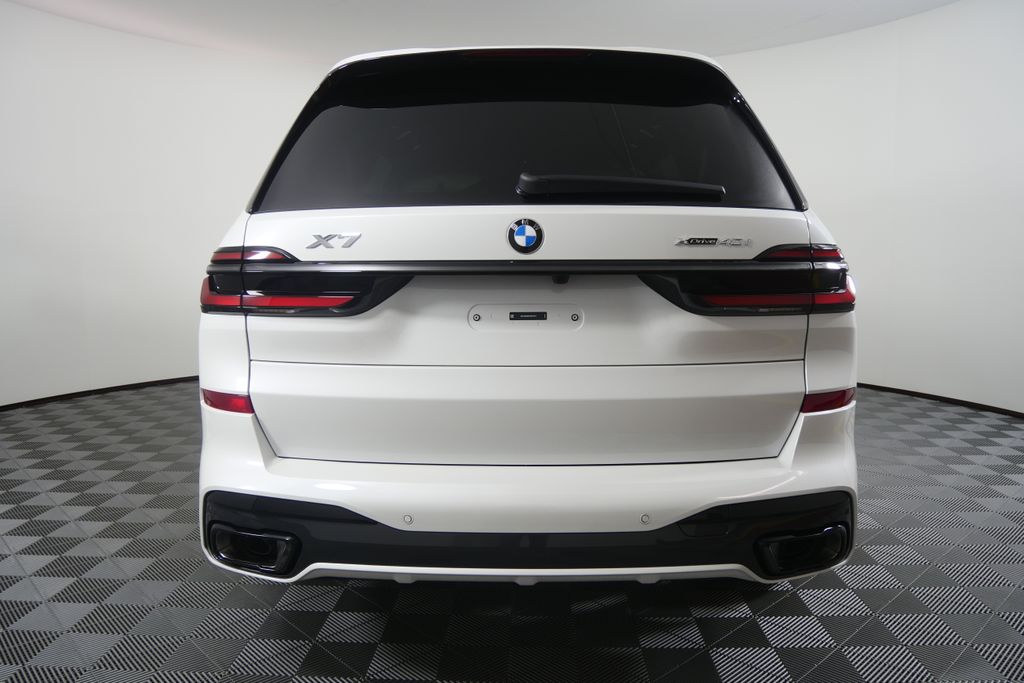 Thumbnail: 2027 BMW X7 - 4