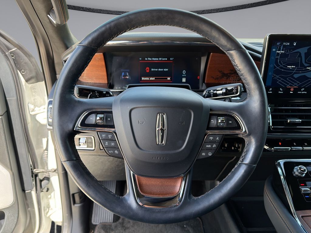 Thumbnail: 2024 Lincoln Navigator - 21