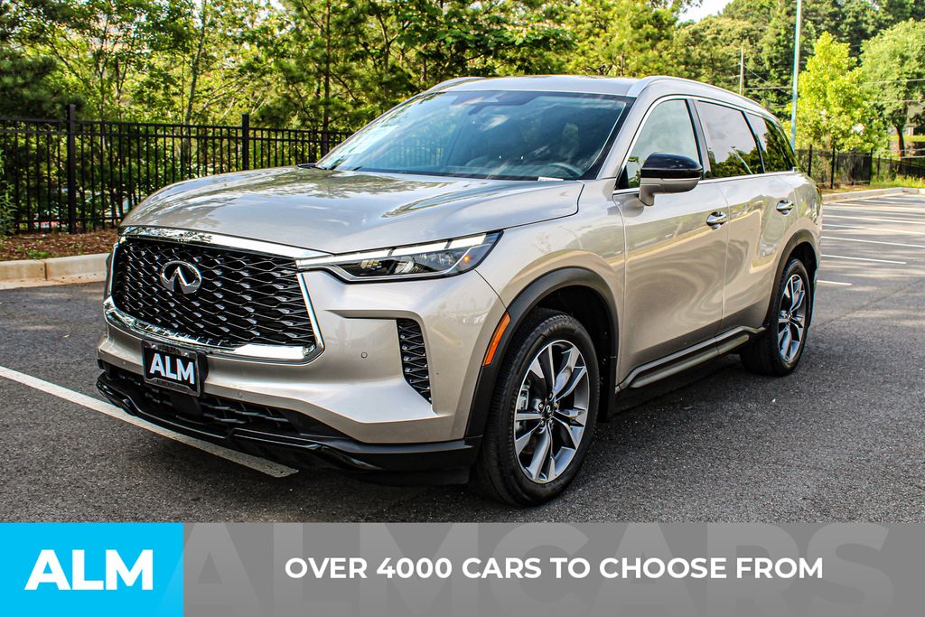 Used 2023 Silver INFINITI LUXE image 3