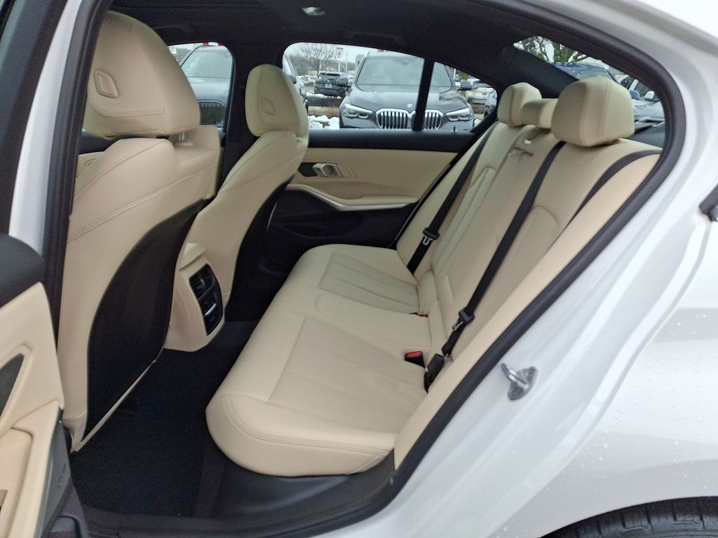 Thumbnail: 2024 BMW 3 Series - 10