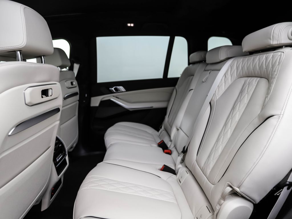 Thumbnail: 2026 BMW X7 - 21