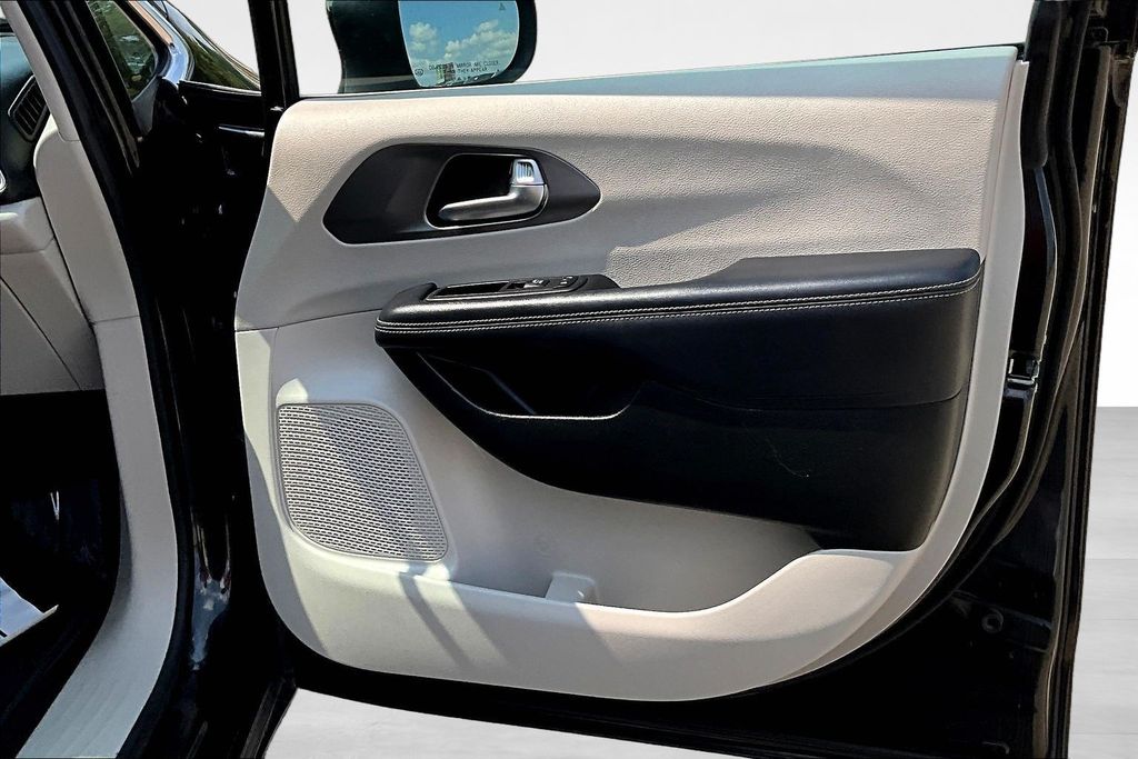 Used 2023 Chrysler Pacifica Van