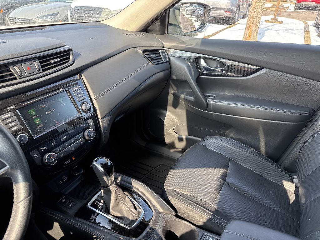 Used 2020 White Nissan SL image 12