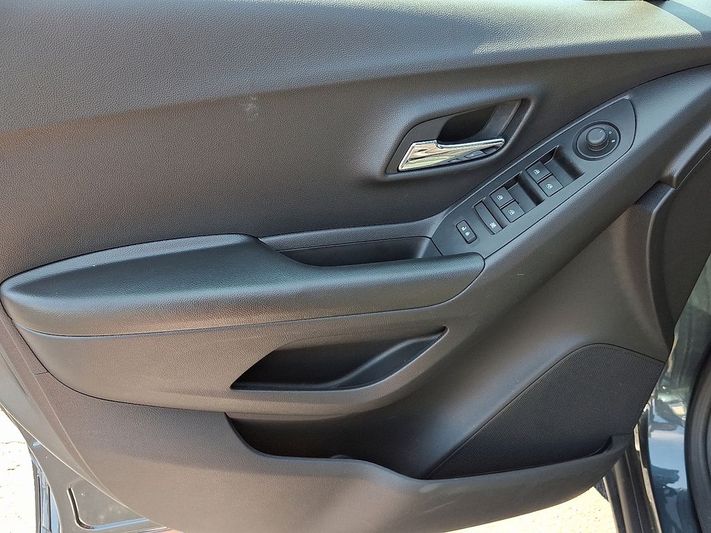 Thumbnail: 2022 Chevrolet Trax - 13