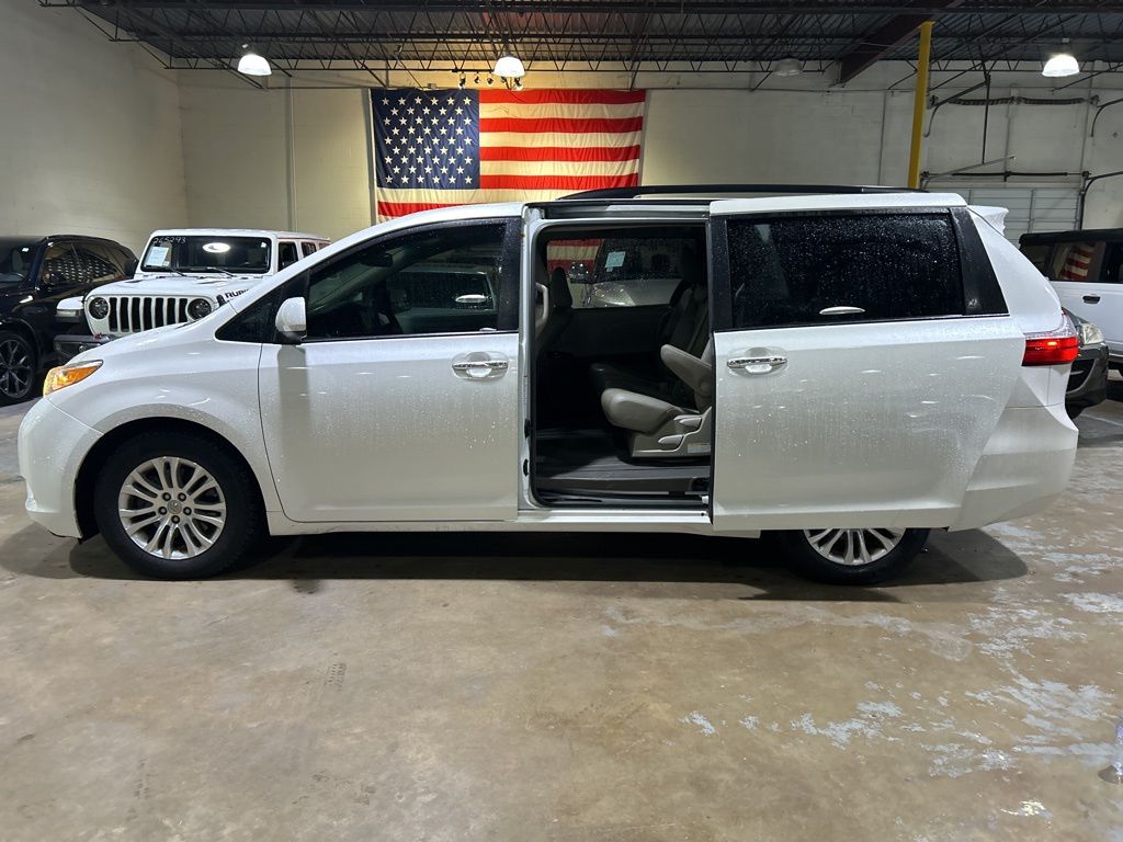 2017 Toyota Sienna XLE Premium 29