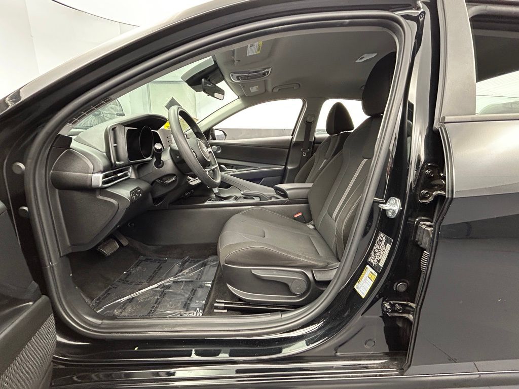 Used 2023 Onyx Black Hyundai SE image 7