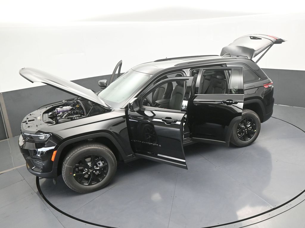 New 2025 Diamond Black Crystal Pearlcoat Jeep Laredo image 49