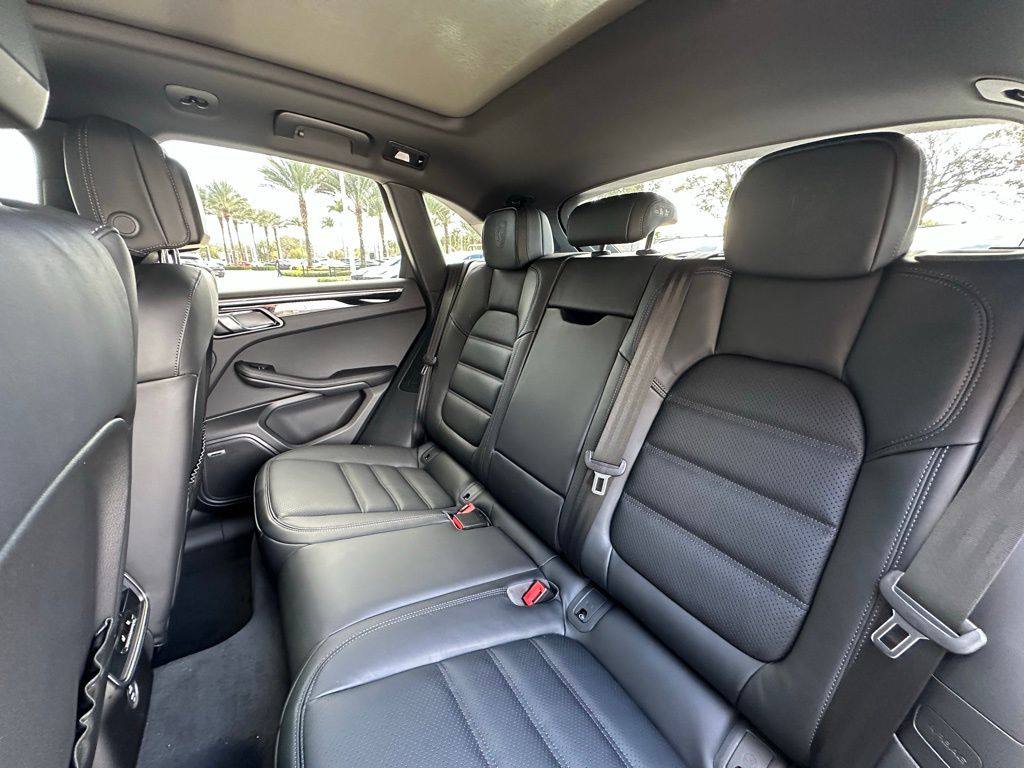 2025 Porsche Macan  28