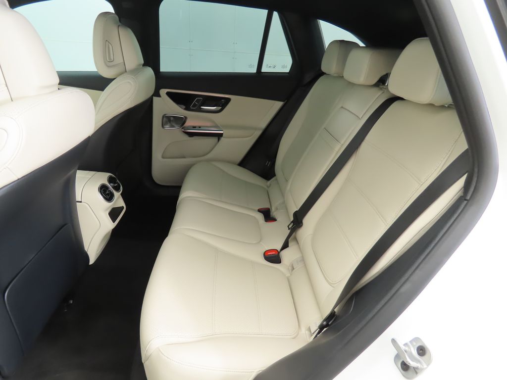 2025 Mercedes-Benz GLC 300 21