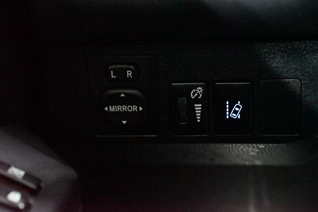 Thumbnail: 2018 Toyota RAV4 - 23