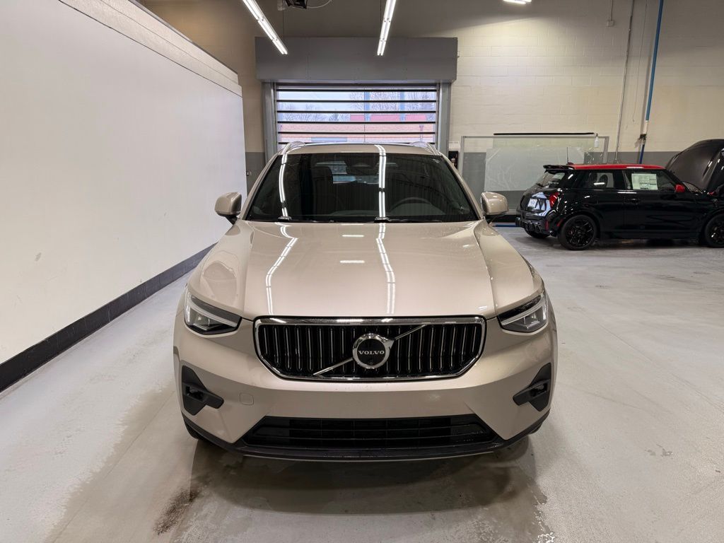 Thumbnail: 2024 Volvo XC40 - 8