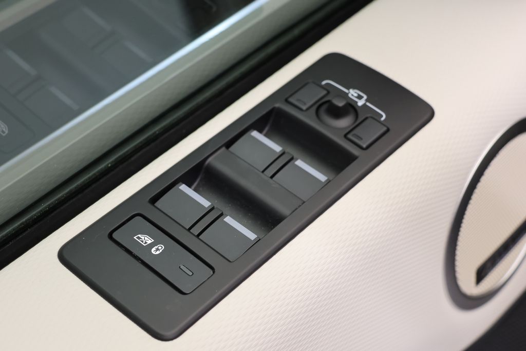 Thumbnail: 2023 Land Rover Discovery - 28