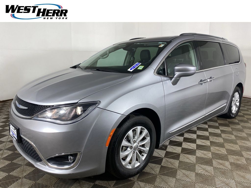 Used 2018 Silver Chrysler Touring L image 25