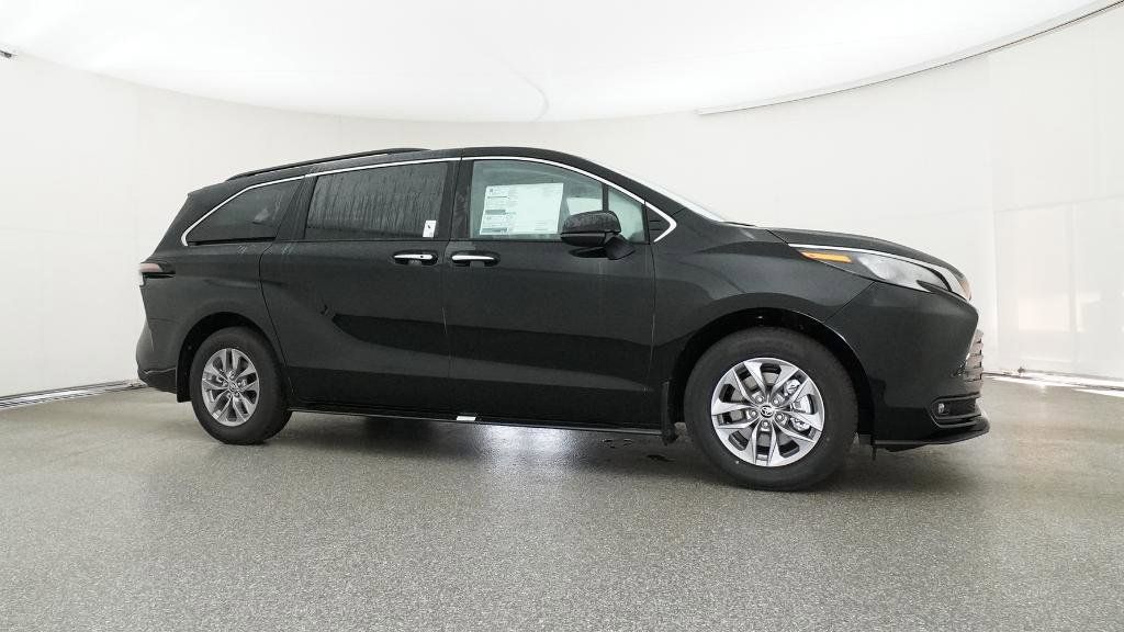 Thumbnail: 2026 Toyota Sienna - 9