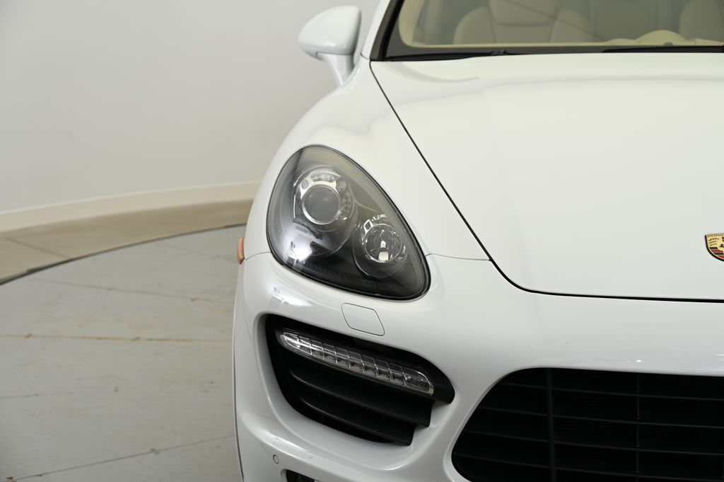 2013 Porsche Cayenne GTS 11