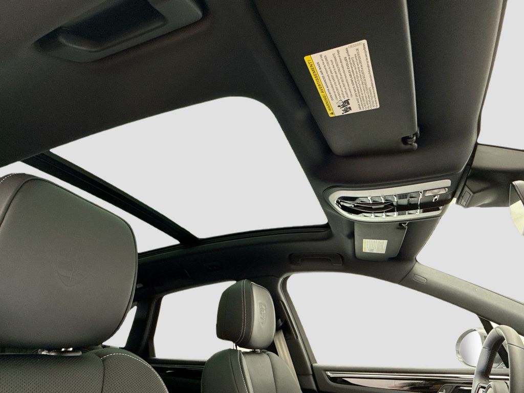 Thumbnail: 2026 Porsche Macan - 21