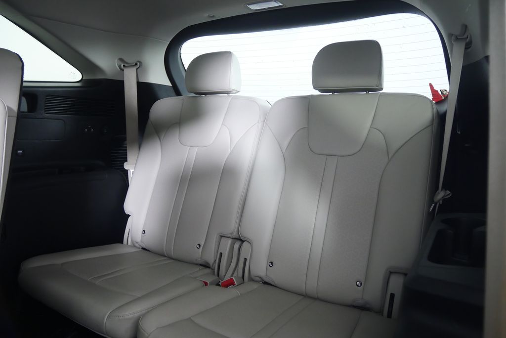 Thumbnail: 2023 Kia Sorento - 16