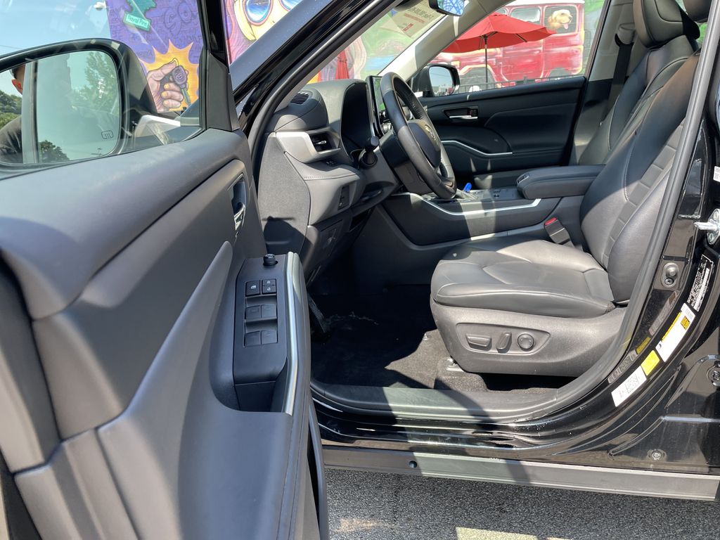 Used 2024 Toyota Highlander Hybrid SUV