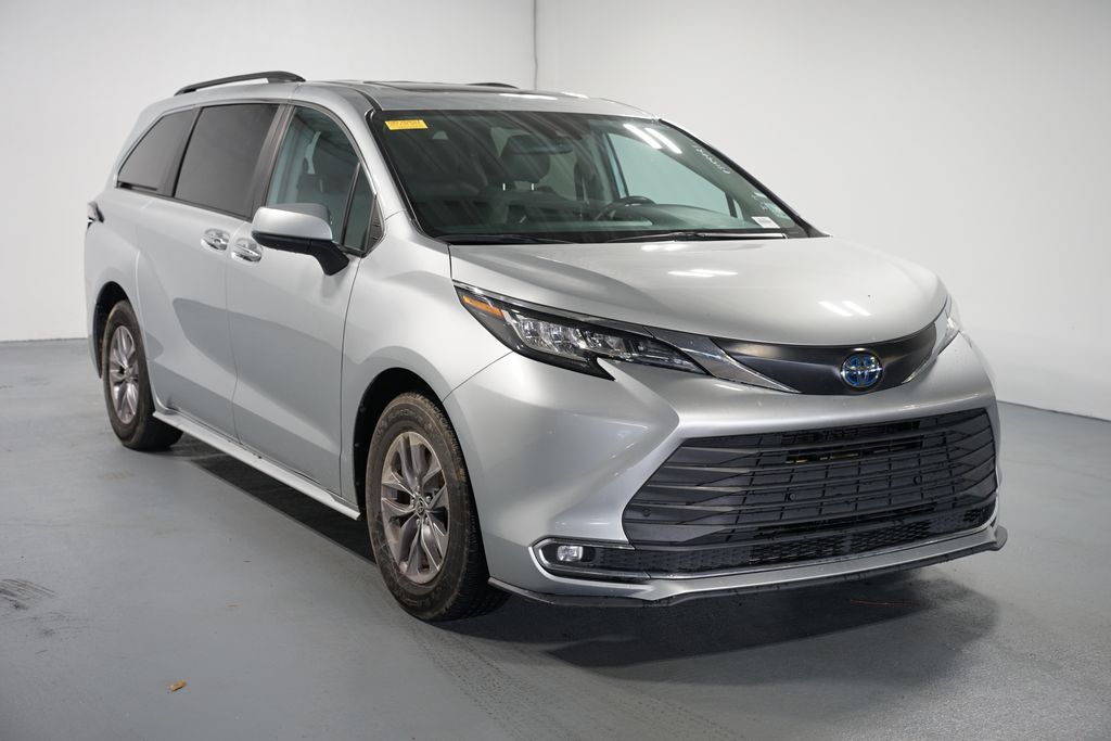 Thumbnail: 2023 Toyota Sienna - 3