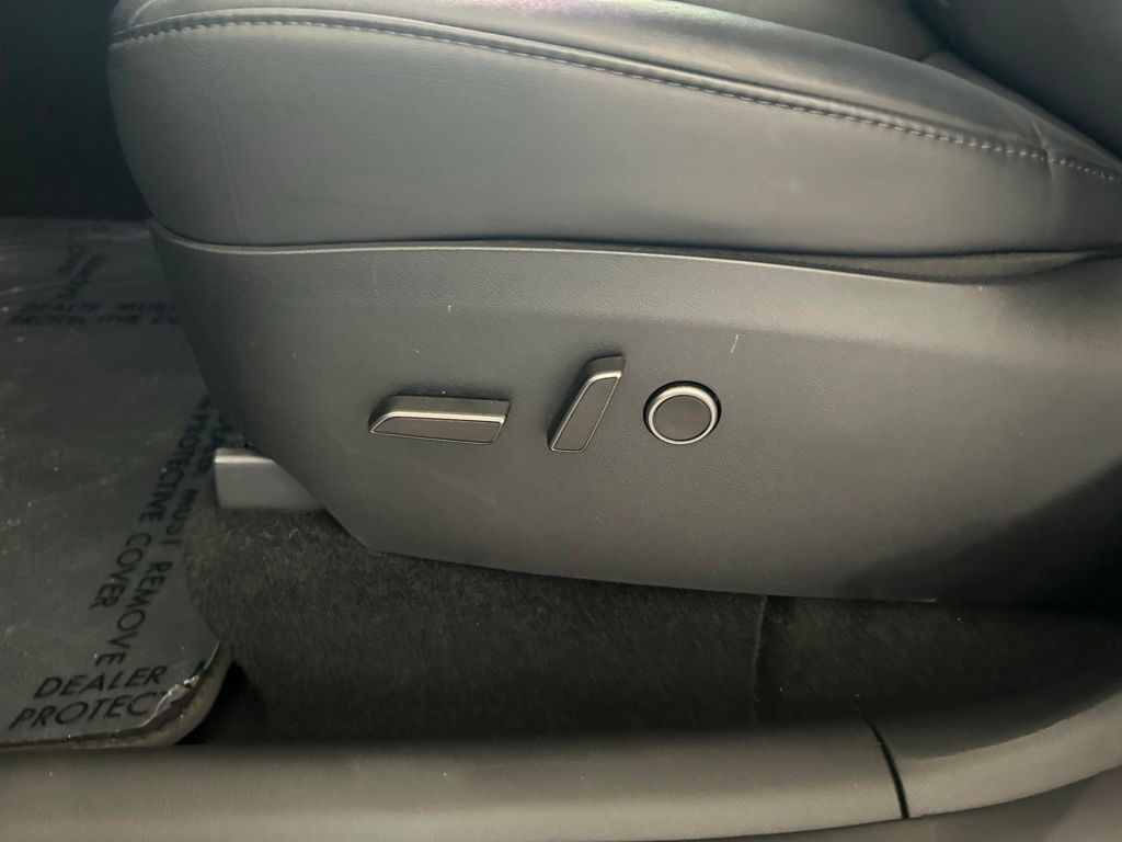 Used 2024  Tesla  image 35