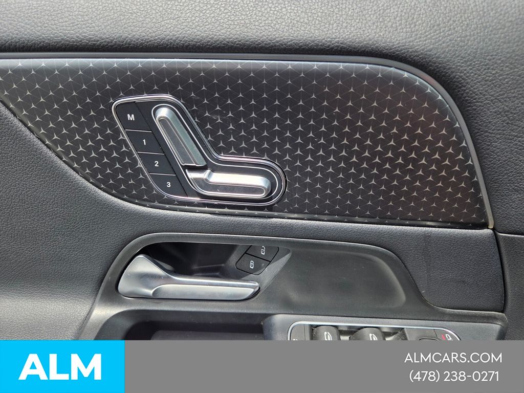 Used 2025 Black Mercedes-Benz GLA 250 image 27