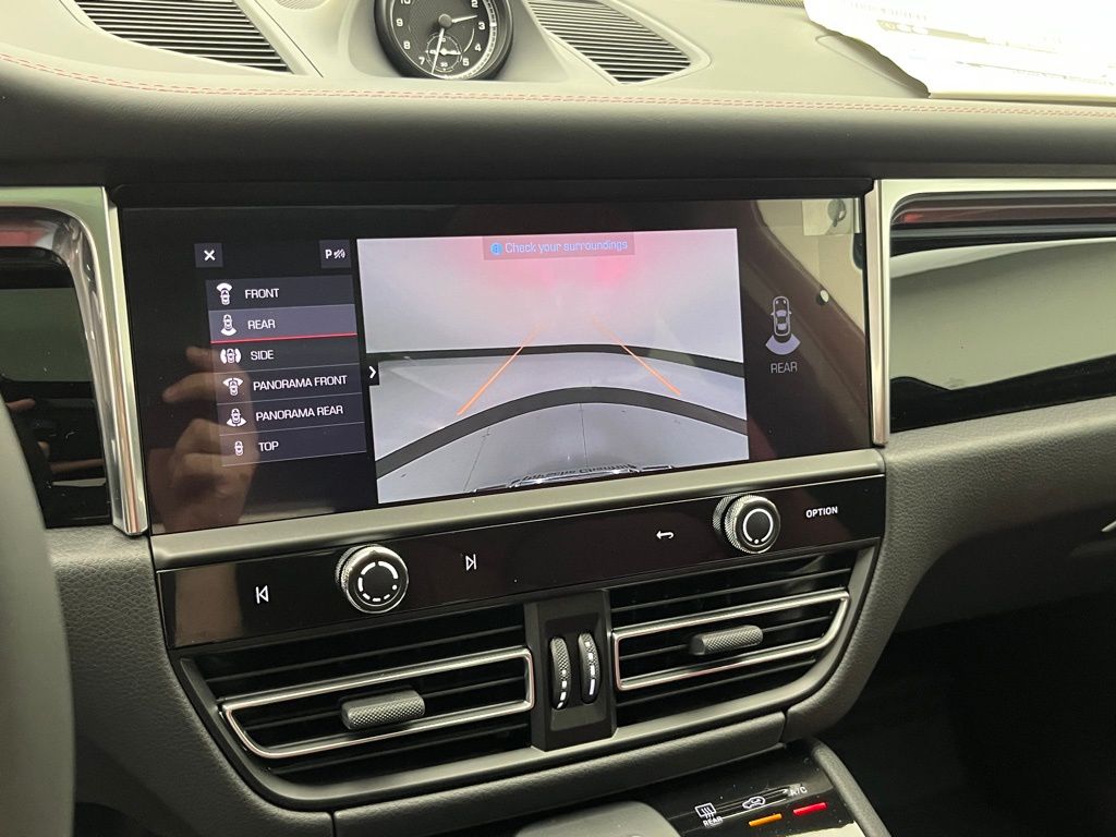 Thumbnail: 2025 Porsche Macan - 17