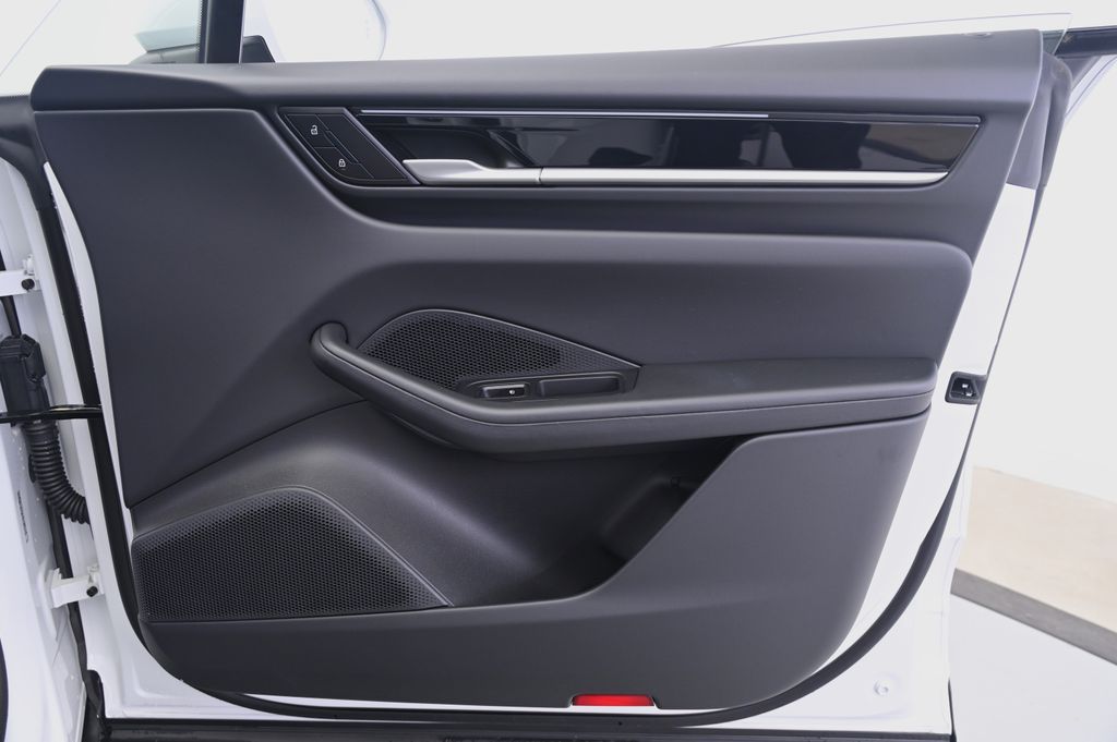 Thumbnail: 2024 Porsche Macan - 25