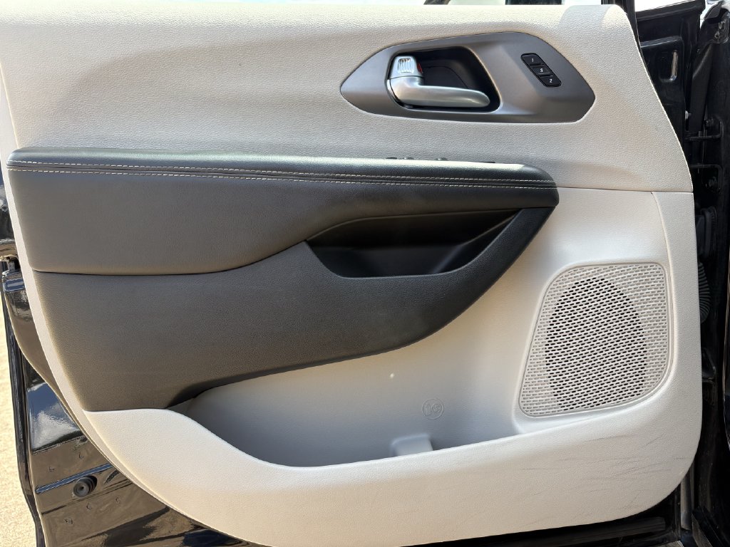 2024 Chrysler Pacifica Touring L - 9