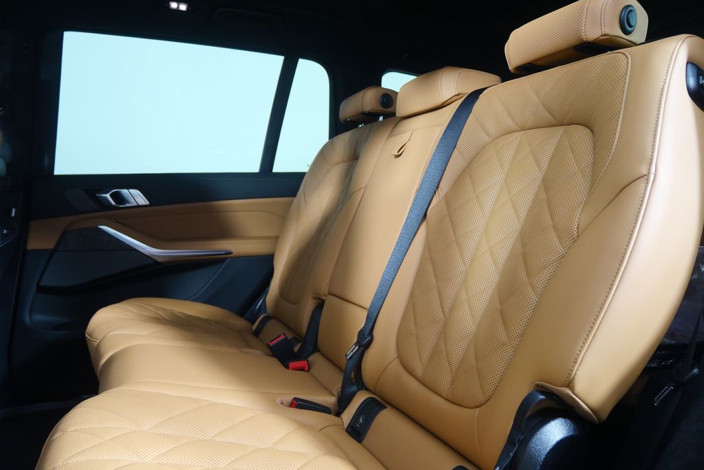 Thumbnail: 2026 BMW X7 - 16