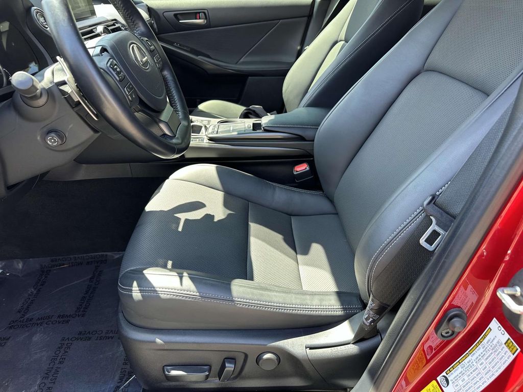 2023 Lexus IS 300 24